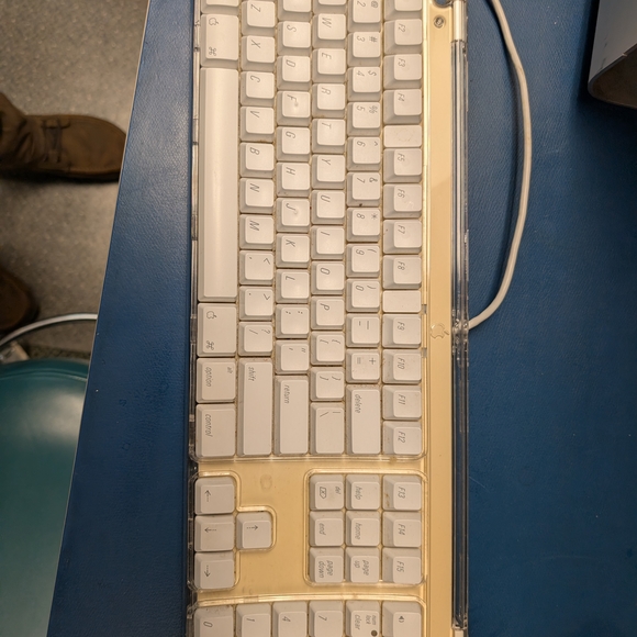 Apple White Wired Keyboard and Mouse Set - Picture 4 of 8